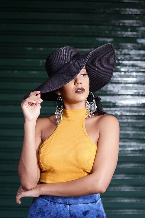 Lindas fotos da Lenice em um ensaio fotográfico urbano no centro do Rio.'