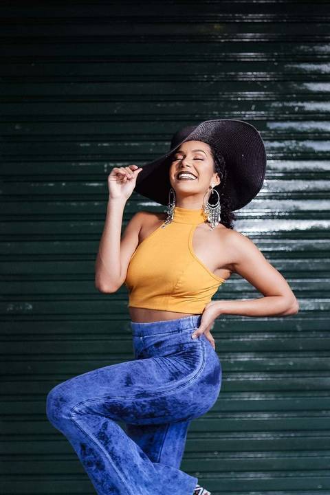 Lindas fotos da Lenice em um ensaio fotográfico urbano no centro do Rio.'