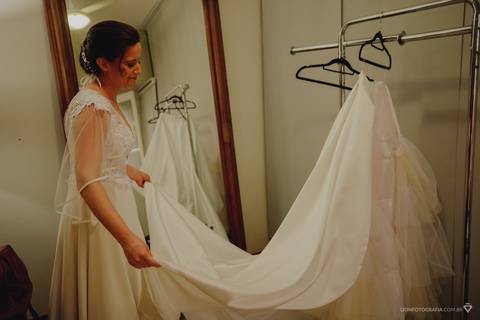noiva vendo seu vestido - makingof da noiva em tatui casamento noiva penteado maquiagem salão de beleza em tatui'