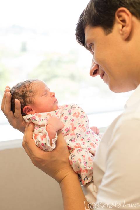 Fotografia do bebê com o pai após o nascimento'