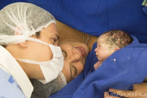 Fotografia nascimento do bebê com os pais'