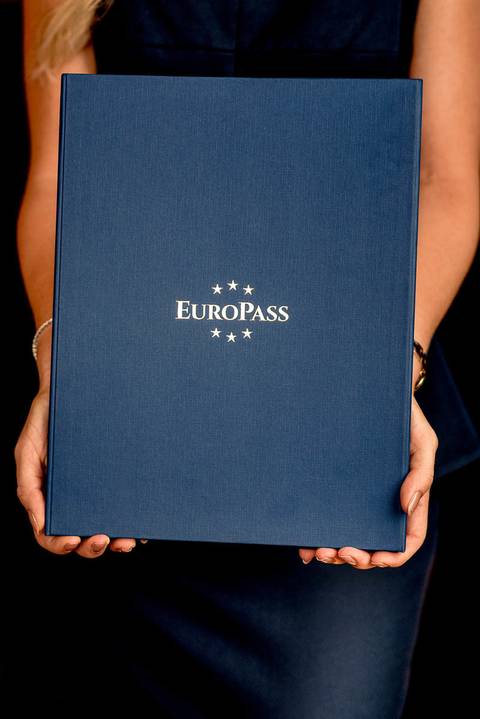 Fotografia institucional da Europass, com apresentação da identidade visual da marca em uma composição elegante e minimalista.'