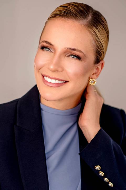 Retrato da cirurgiã vascular Dra. Lara Poltronieri, com expressão natural e gestos delicados que revelam confiança e feminilidade.'