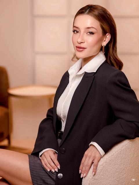 Retrato corporativo da biomédica Katiane Soares em blazer escuro, com postura elegante e composição que transmite segurança e sofisticação na imagem profissional.'