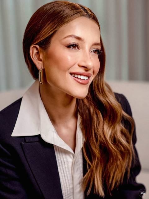 Fotografia profissional da biomédica Katiane Soares com sorriso natural, cabelos ondulados e iluminação suave, valorizando sua expressão e proximidade.'