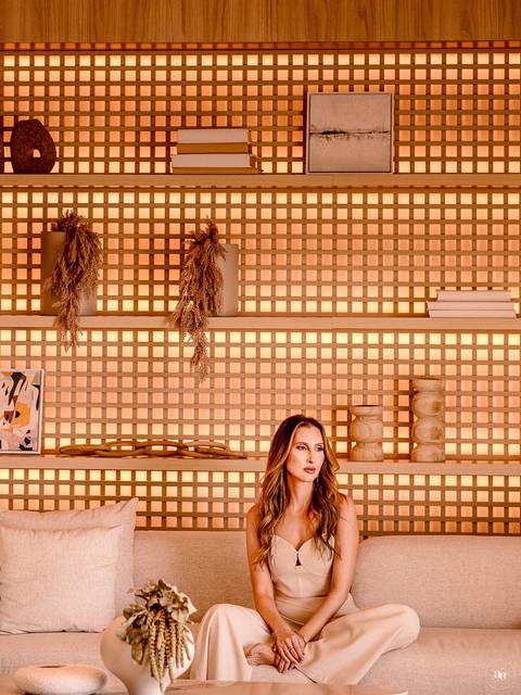 Fotografia de posicionamento da estilista Paloma em ambiente de arquitetura contemporânea, com elementos geométricos, texturas naturais e iluminação quente que dialogam com sua identidade profissional.'