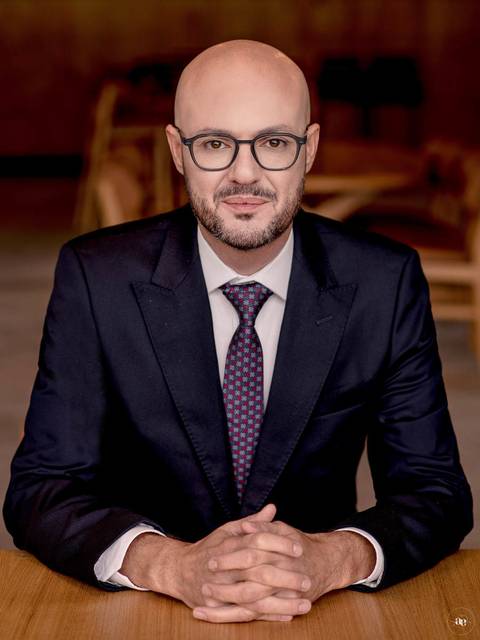 Retrato profissional do advogado Dr. Marcos Daniel, com elegância e sofisticação em um ambiente de alto padrão.'