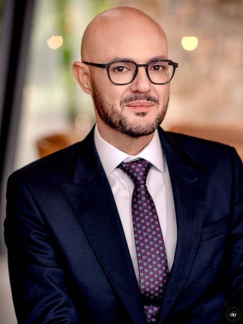 Retrato corporativo masculino com traje social, destacando a elegância e a identidade profissional do advogado Marcos Daniel.'
