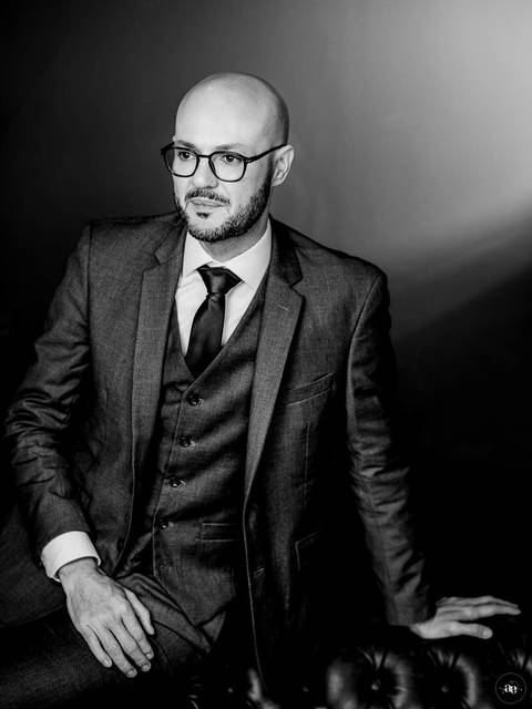 Retrato executivo em preto e branco do advogado Dr. Marcos Daniel, com traje social e linguagem visual sofisticada.'