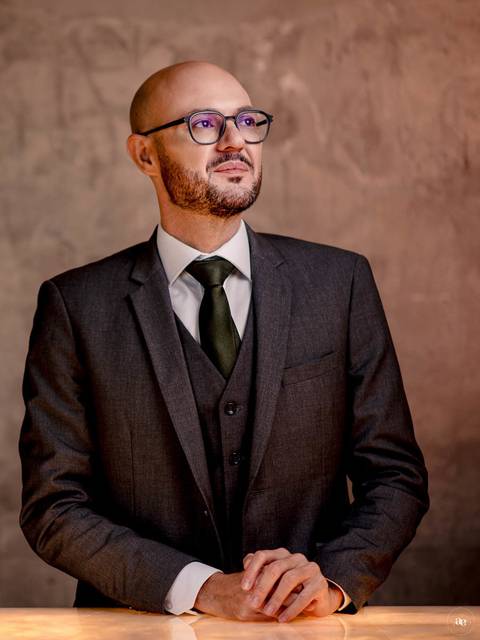 Retrato masculino de alto padrão, com composição elegante e códigos visuais de autoridade profissional.'