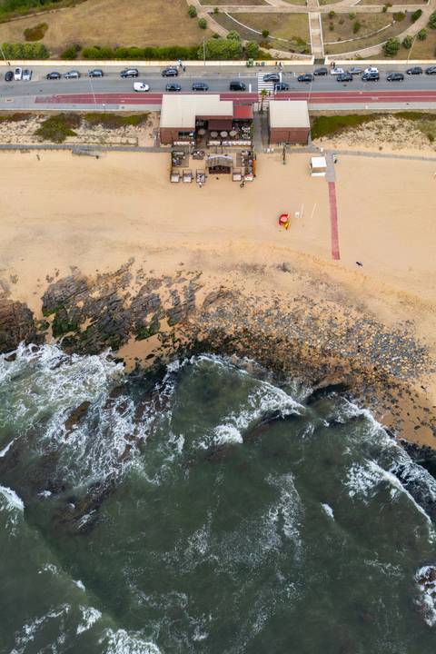 Fotografia de drone da praia vila nova de gaia - P4 na praia'