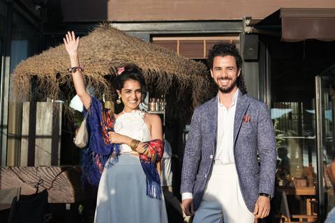 Ariane e Christophe caminhando com um gesto espontaneo'