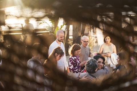 Foto de familia e covidados no bar P4 junto a praia'