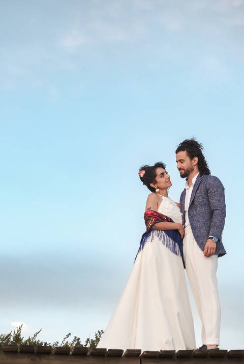 Retrato íntimo de Ariane e Christophe sorrindo um para o outro durante a sessão fotográfica.'