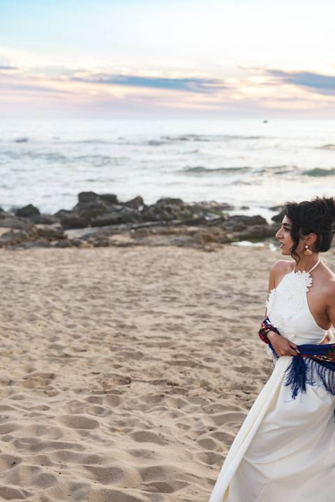 Ariane a ver o por do sol na praia '