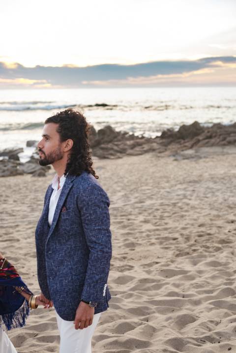 Chistophe a espera da na praia antes da cerimonia'