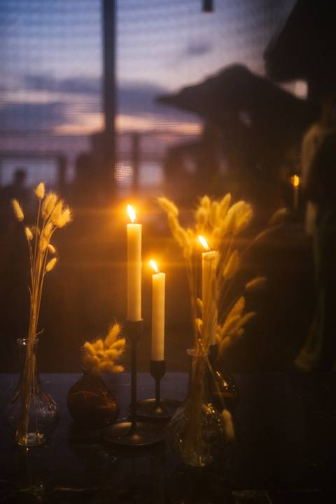 Foto de velas com luz dourada e confortante'