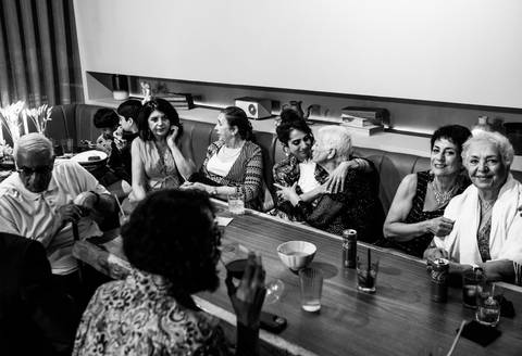 Convidados a mesa, entre brindes, risos e boas conversas'