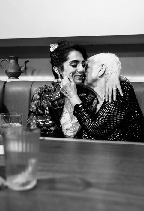 Um beijo entre convidados, celebrando amor em cada detalhe'