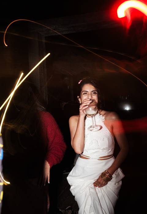 Ariane a brindar e a dançar, iluminada pela alegria da festa'