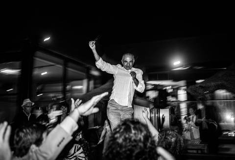 Convidados a dançar no celeiro a preto & branco
'