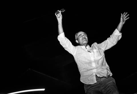 Convidados a dançar no celeiro a preto & brancos'