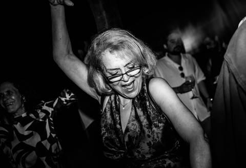 Convidados a dançar no celeiro a preto & branco'