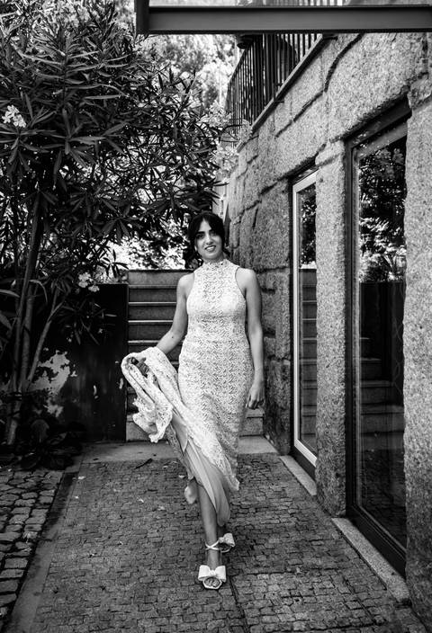 Ariane caminhando com elegancia no seu vestido'