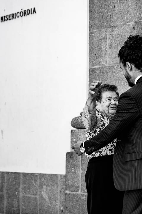 Chistophe a cumprimentar os convidados  sorrisos e carinho'