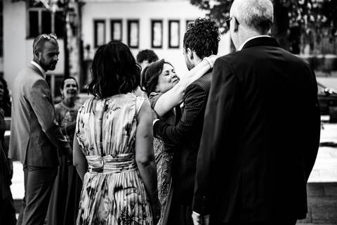 Chistophe a cumprimentar os convidados compartilhando sorrisos e carinho'