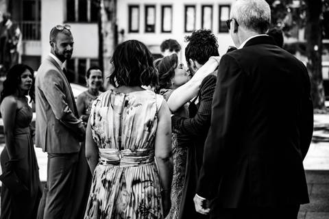 Chistophe a cumprimentar os convidados compartilhando sorrisos e carinho'