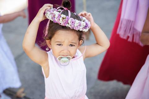 Convidada com a coroa de flores da noiva'