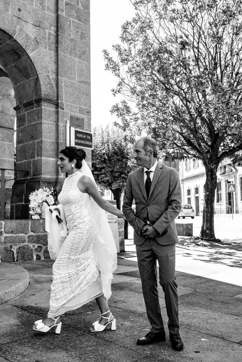 Pai de Ariane a conduzila ao altar num momento de pura emoçao'