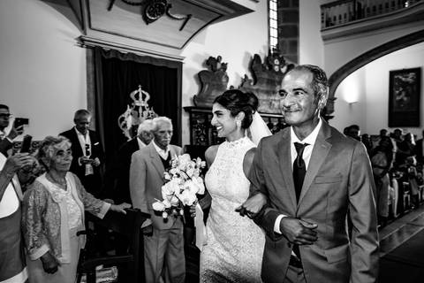 Pai de Ariane a conduzila ao altar num momento de pura emoçao'