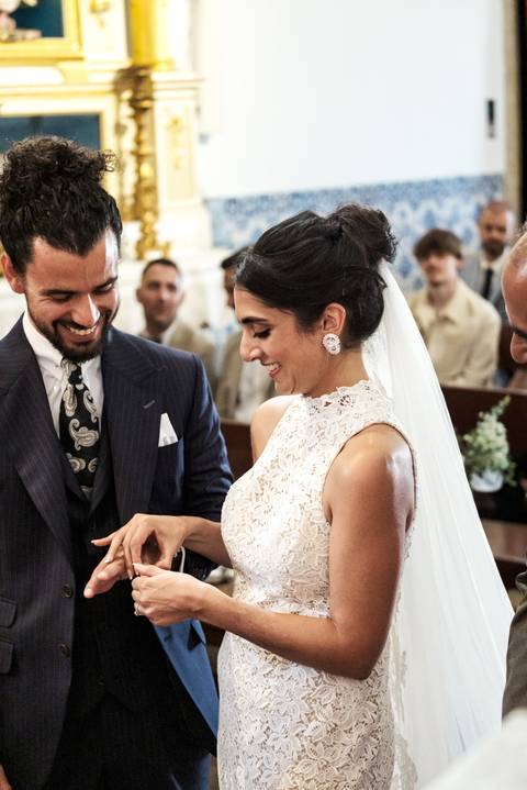 Ariane e Chistophe no altar, trocando olhares cheios de amor'