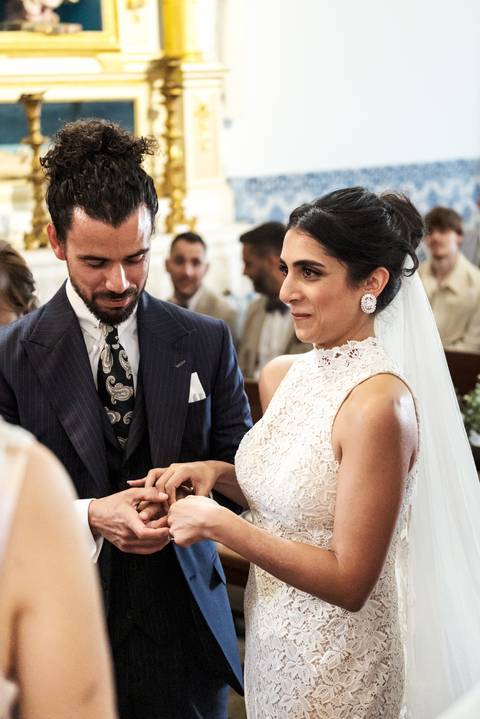 Ariane e Chistophe no altar, trocando olhares cheios de amor'