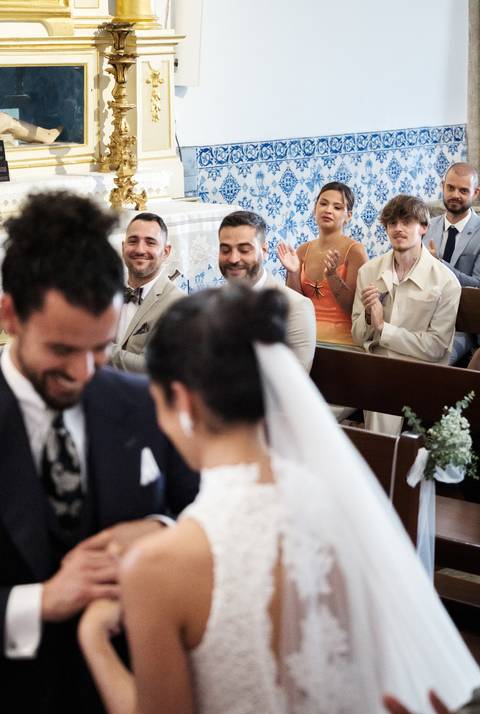 Ariane e Chistophe no altar, trocando olhares cheios de amor'