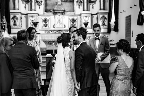 Ariane e Chistophe no altar, trocando olhares cheios de amor'