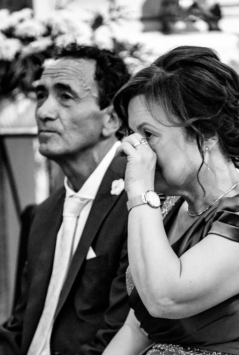 Convidada emocionada com o casamento'