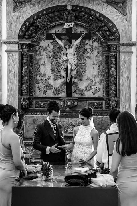 A troca de alianças, selando o amor  entre os dois'