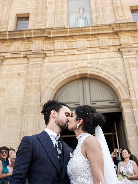 O casal a dar um beijo quente, e carinhoso com vista para a capela
'