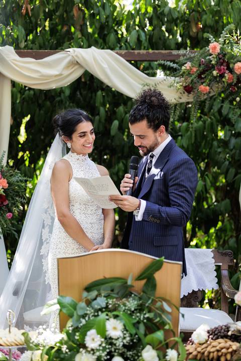 Olhares trocados no altar, envoltos por emoçao'