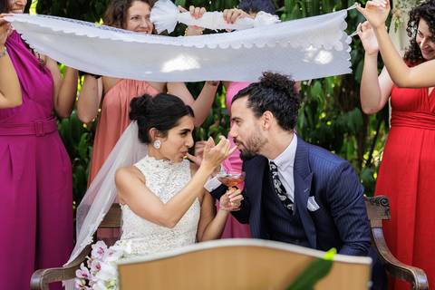 Celebraçao a mesa, com gestos de amor e alegria'