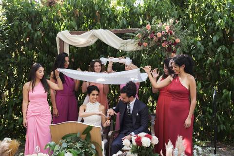 Carinho e tradiçao entre amigas a volta da noiva '