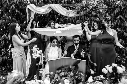 Celebraçao a mesa, com gestos de amor e alegria'