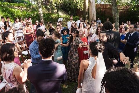 Festa entre amigos sob as arvores'