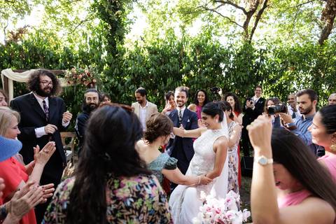 Festa entre amigos sob as arvores'