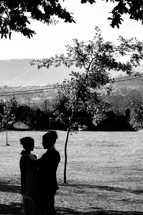 Romance em preto e branco com leveza no ar'