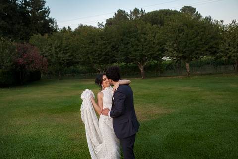 Beijo apaixonado do casal como um jardim como cenário.
'