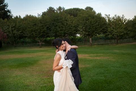 Beijo apaixonado do casal como um jardim como cenário.
'